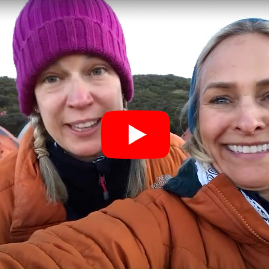 vloggers judith and stephanie on mount kilimanjaro